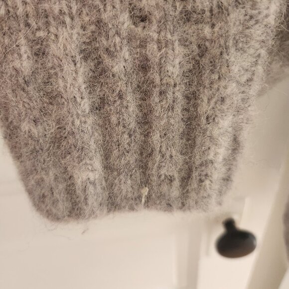 Beautiful Banana Republic Sweater - Picture 5 of 5